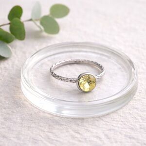 Silver-Tone Hammered Band Ring w/ Yellow-Green Crystal Rhinestone – Size 8